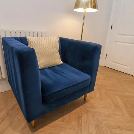 The Salisbury Sleeps 4 Classic Apartment