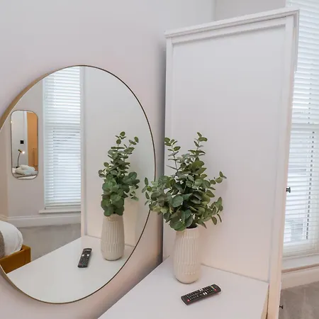 The Salisbury Sleeps 4 Classic Apartment